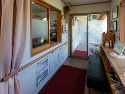 明るいエントランス風景