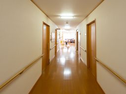明るい廊下と手すり