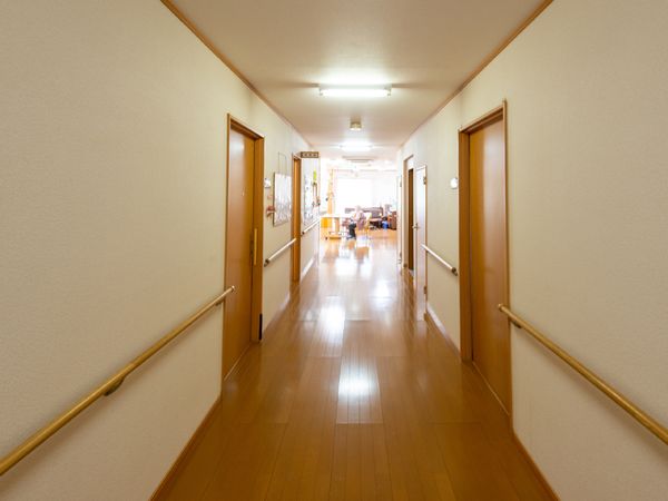 明るい廊下と手すり