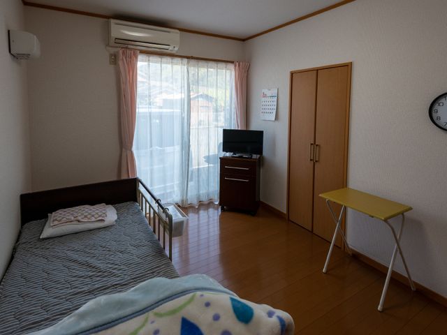 居心地の良い居室 居室 手入れが行き届いた居室で、入居者のプライバシーを尊重した造りとなっております。明るく落ち着いた色合いで、安心してお過ごしいただける空間です。