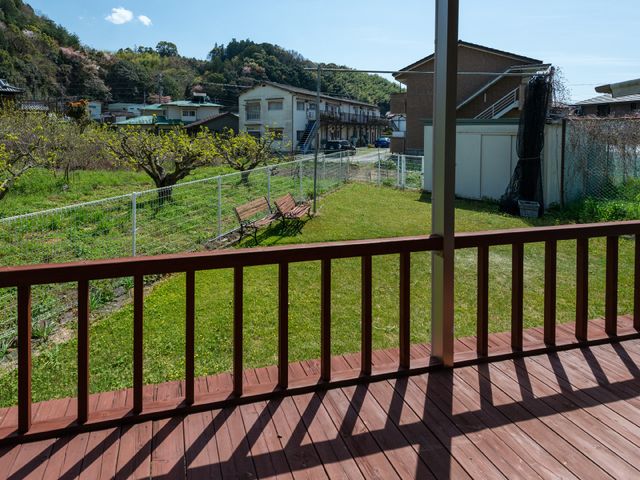 広々とした明るいテラス ウッドデッキ 見渡す限りの緑が心を癒します。テラスからの景色は、日々の憩いの場として最適です。