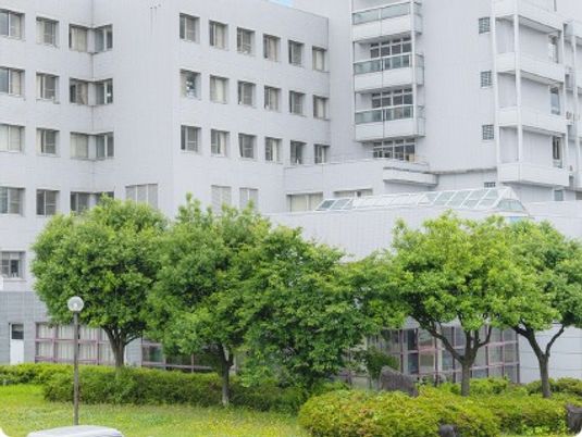 緑に囲まれた外観  