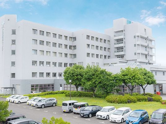 建物外観と駐車場の外観  