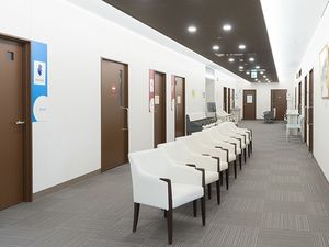 椅子が並ぶ廊下  