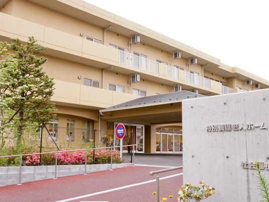 明るい外観の建物  
