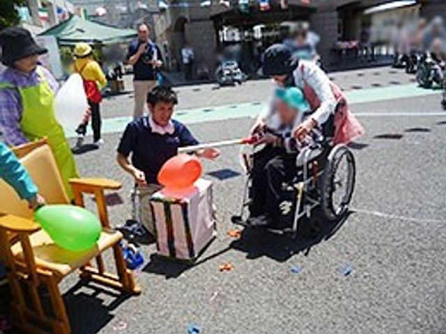 屋外でイベントを楽しむ様子 中庭 広々とした屋外の空間で、みなさんが楽しそうに活動をしています。季節のイベントも行われます。