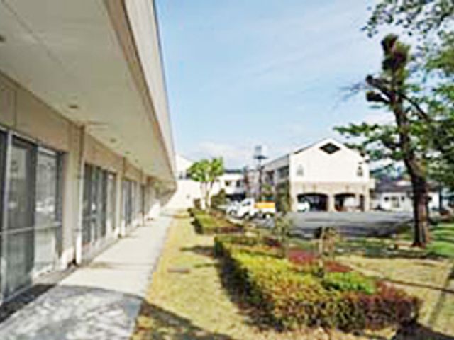 緑豊かな施設外観 外観 豊かな緑に囲まれた施設の外観です。自然に癒される環境で働いてみませんか。