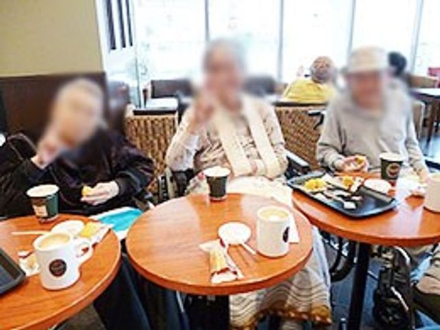 くつろぎのダイニング ダイニングルーム 自然光が注ぎ込む明るい空間で、利用者がリラックスしながら食事や会話を楽しんでいます。