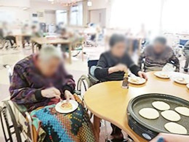 食事を楽しむ空間 食堂 温かな雰囲気の中、車椅子利用の方々が食事を楽しむスペースです。快適な就業環境を感じられます。