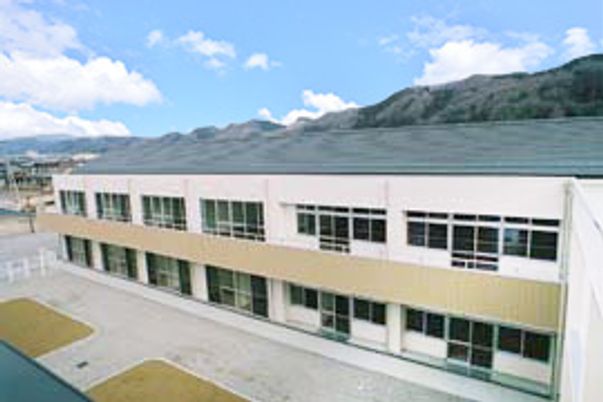 山を背景にした建物