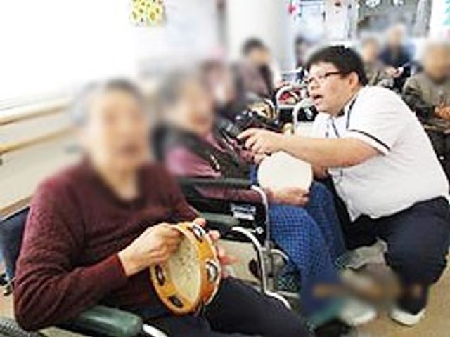 楽器を持つ人々の様子 ラウンジ ラウンジ   楽器を持ち、楽しそうに交流する人々がいます。和やかな雰囲気で、笑顔が溢れる空間です。