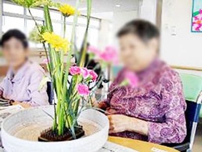 花が飾られた室内