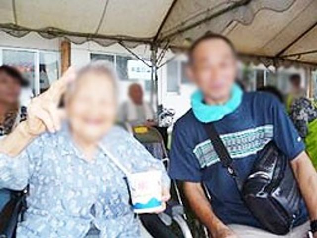 賑やかなイベントの様子 外観 青空の下、にこやかに楽しむ風景です。賑やかで温かい雰囲気が魅力です。