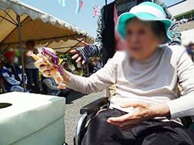 楽しいひとときの場面 スタッフイメージ 開放的な屋外で、利用者がスタッフと交流しています。楽しいひとときを過ごしています。