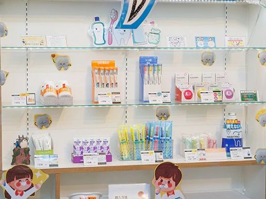歯科用品の並ぶ棚  
