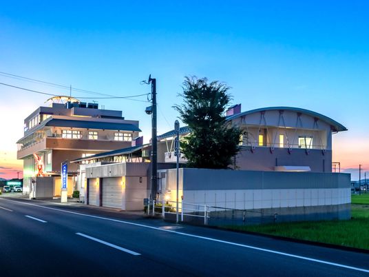 夕景の施設外観  