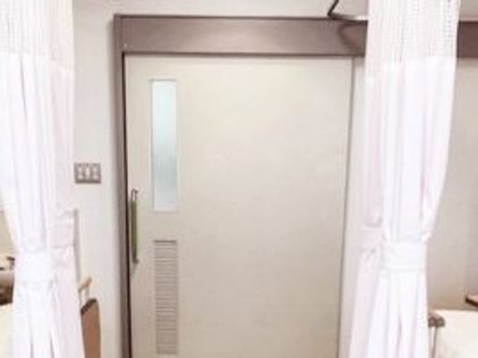 出入口の扉とカーテン廊下  
