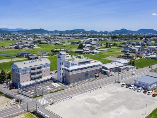 広い敷地の外観  