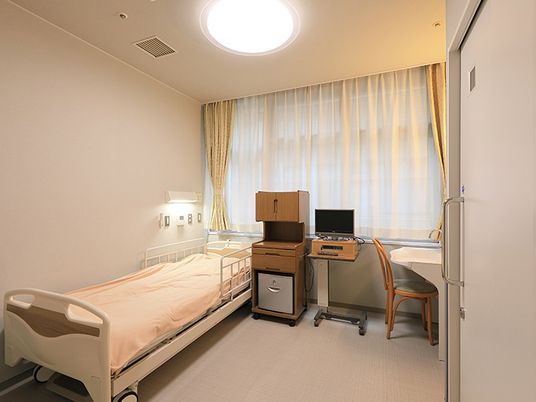 居室のベッドと机  