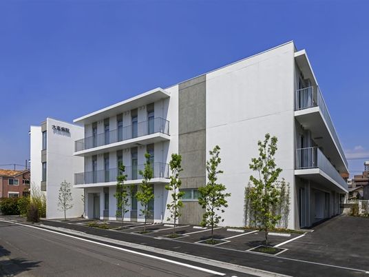 白い建物の外観  