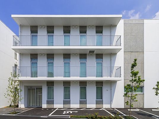 白い建物の外観  