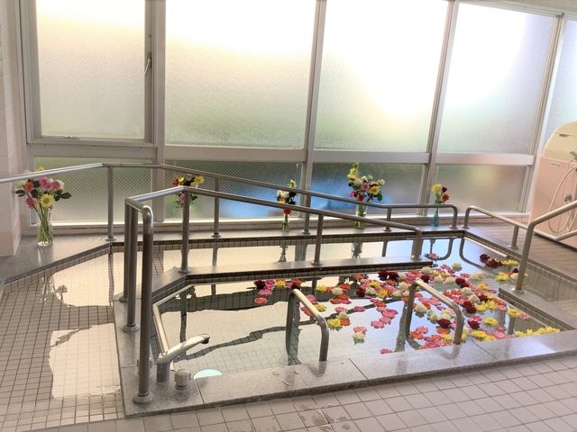 明るい浴室 浴室 自然光が差し込む明るい空間で、快適に利用できる設備が整っています。