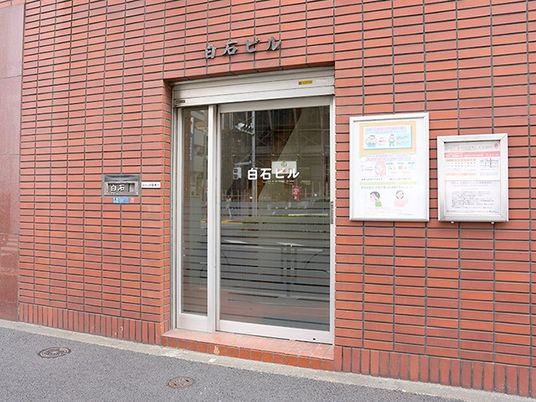 赤いレンガ壁の入口  