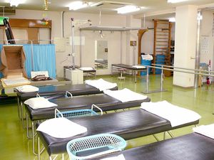 機能訓練室のベッド  