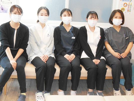 マスク姿の職員が並ぶ休憩室  