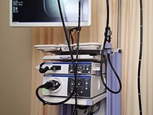 医療機器が並ぶ廊下  