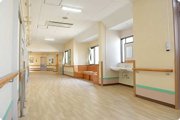 自然光が入る廊下