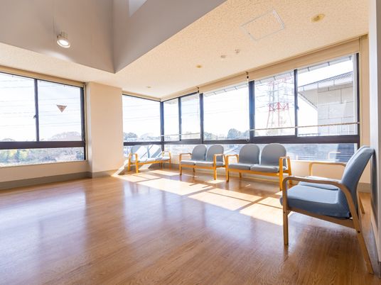 日光が差し込む応接スペース