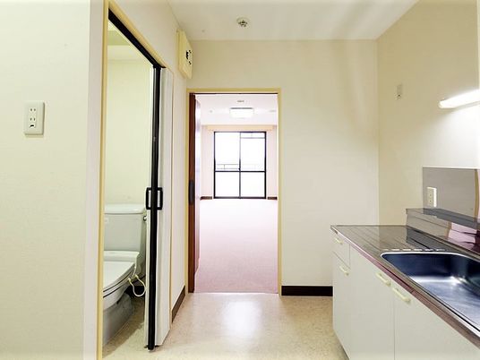 居室への廊下とキッチン