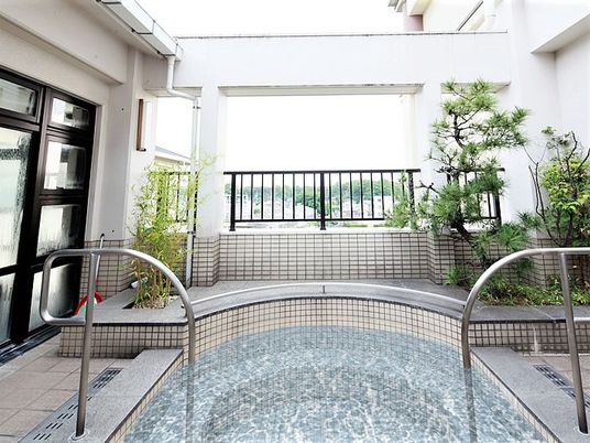 屋外設置の清潔な浴槽