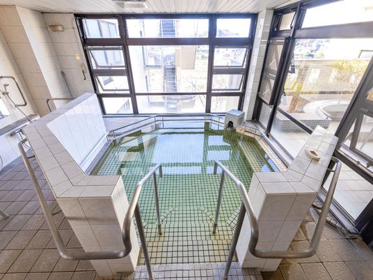 広々とした浴室空間