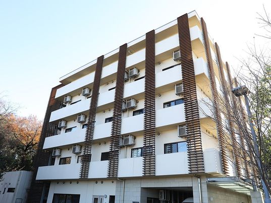 多階層の施設外観