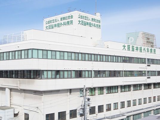 白い建物外観  