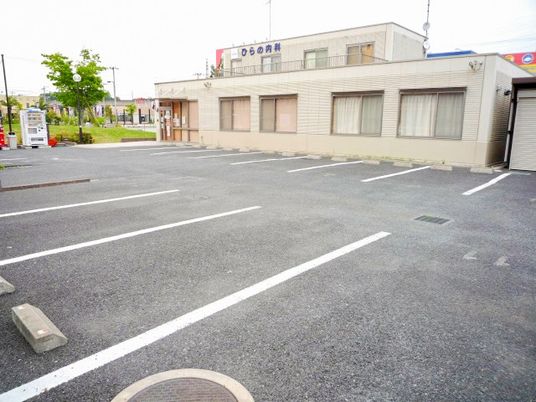 広い駐車場の外観  