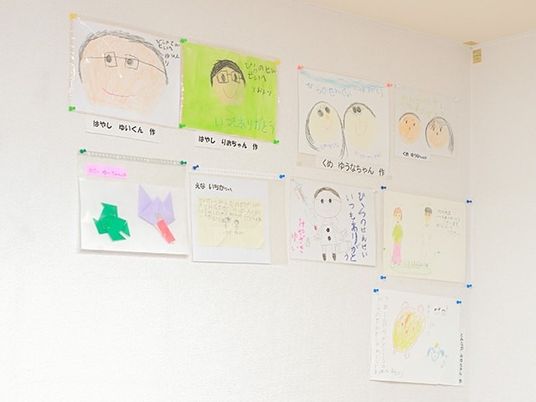 掲示物が並ぶ壁面  