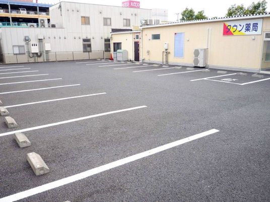 駐車場と建物外観  