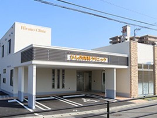 白い建物の外観  
