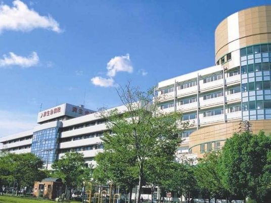 明るい外観の建物前  
