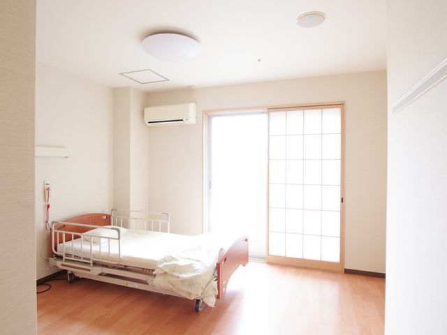 明るい和室居室 居室 自然光が注ぐ和室の広々とした居室です。リラックスできる空間が魅力です。