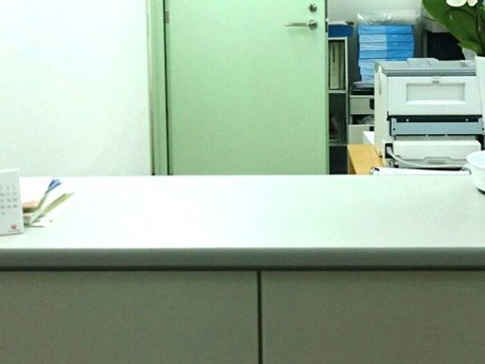 受付カウンターと扉のあるロビー  