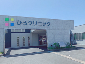 モダンな施設の入口