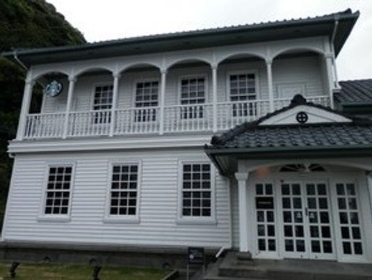 白い外観の建物  