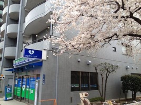 桜と建物の外観  