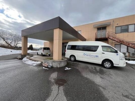 雪残る建物外観  