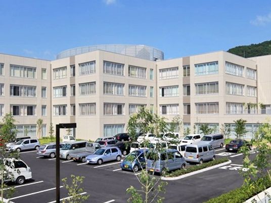 建物外観と駐車場  