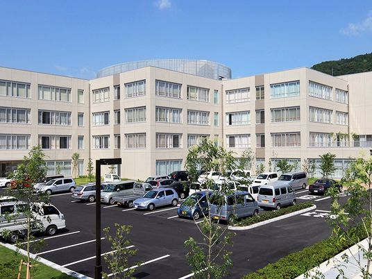 建物外観と駐車場  